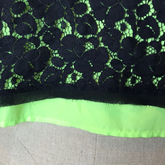 XL Vera Wang Princess Lace top w/neon green lining - Picture 3 of 5